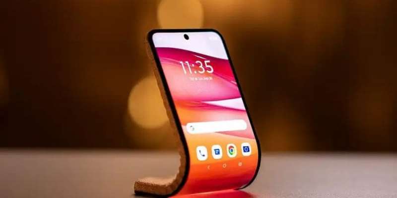 Унікальний гаджет. Motorola презентувала гнучкий смартфон, який можна обернути навколо руки як браслет