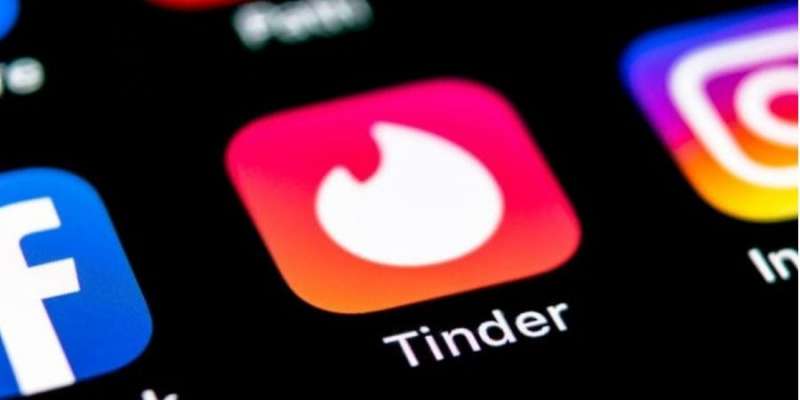 Удар по Tinder. Молодь повернулась до побачень без застосунків — дослідження