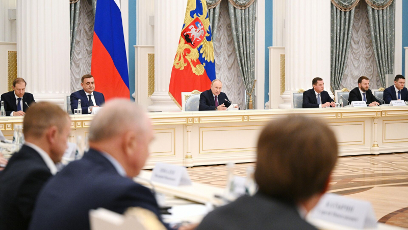 Путин: доля западных валют в расчетах за российский экспорт упала вдвое